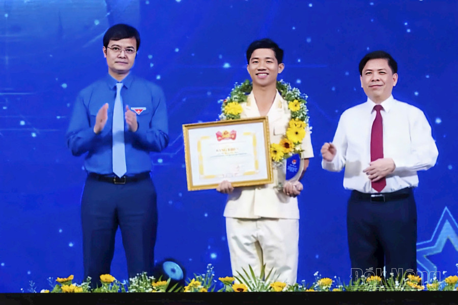 Anh Từ Huy Võ Hải, Phó Đội trưởng, Phòng Quản lý xuất nhập cảnh, Công an tỉnh Đắk Nông được T.Ư Đoàn trao tặng Giải thưởng “Cán bộ, công chức, viên chức trẻ giỏi” toàn quốc lần thứ 10, năm 2024 (ảnh: nhân vật cung cấp) Anh Từ Huy Võ Hải, Phó Đội trưởng, Phòng Quản lý xuất nhập cảnh, Công an tỉnh Đắk Nông được T.Ư Đoàn trao tặng Giải thưởng “Cán bộ, công chức, viên chức trẻ giỏi” toàn quốc lần thứ 10, năm 2024 (ảnh: nhân vật cung cấp)