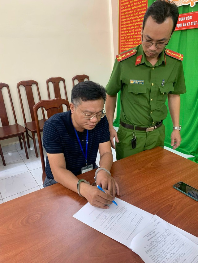 Nguyễn Tuấn Phương tại cơ quan công an