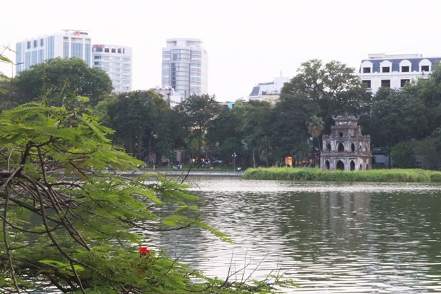 Hồ Hoàn Kiếm - một “ốc đảo” yên bình giữa lòng thành phố nhộn nhịp - mang đến cho du khách những cảm nhận thú vị về Hà Nội. (Nguồn: Vietnam+)