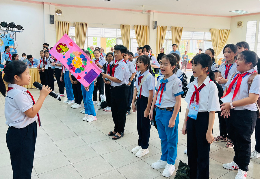 Thí sinh Nguyễn Ngọc Tâm (bìa trái) tự tin điều hành hoạt động tập thể tại hội thi. Ảnh: M.N Thí sinh Nguyễn Ngọc Tâm (bìa trái) tự tin điều hành hoạt động tập thể tại hội thi. Ảnh: M.N