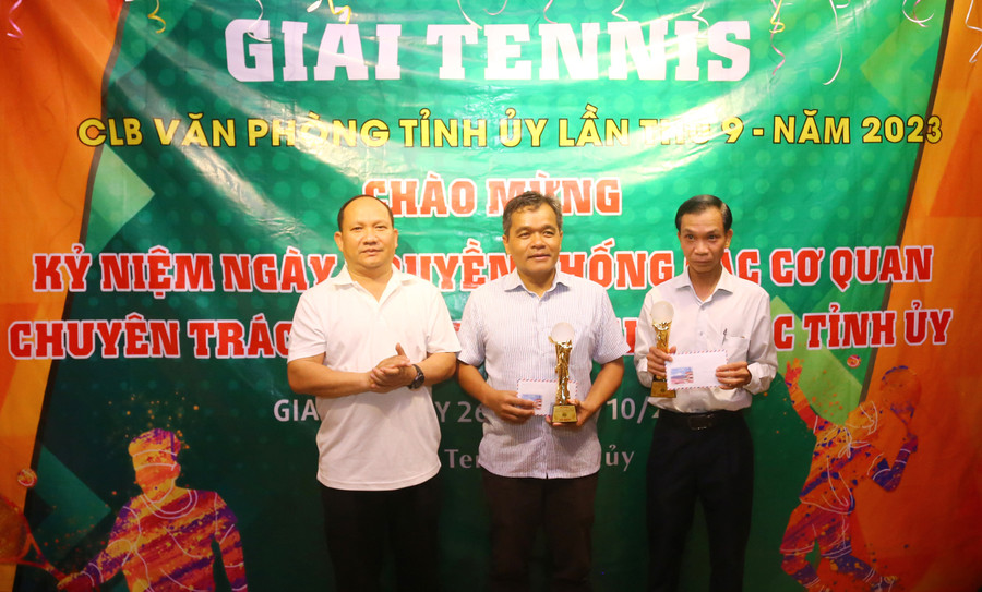 Đồng chí Rah Lan Chung trao giải cho cặp vận động viên đạt Cup vô địch Hồ Văn Niên-Nguyễn Thanh Bình. Ảnh: Đăng Vũ Đồng chí Rah Lan Chung trao giải cho cặp vận động viên đạt Cup vô địch Hồ Văn Niên-Nguyễn Thanh Bình. Ảnh: Đăng Vũ