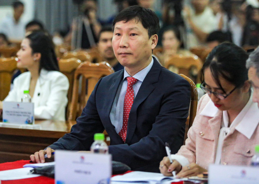 HLV Kim Sang-sik trong lễ ký kết hợp đồng với VFF. Ảnh:Hồng Nam