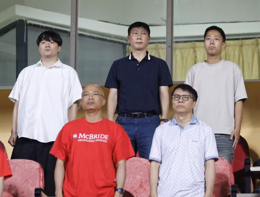HLV Kim Sang-sik cùng cộng sự dự khán trận đấu giữa CLB Thể Công Viettel và LPBank HAGL ngày 5.5. Ảnh: Minh Tú