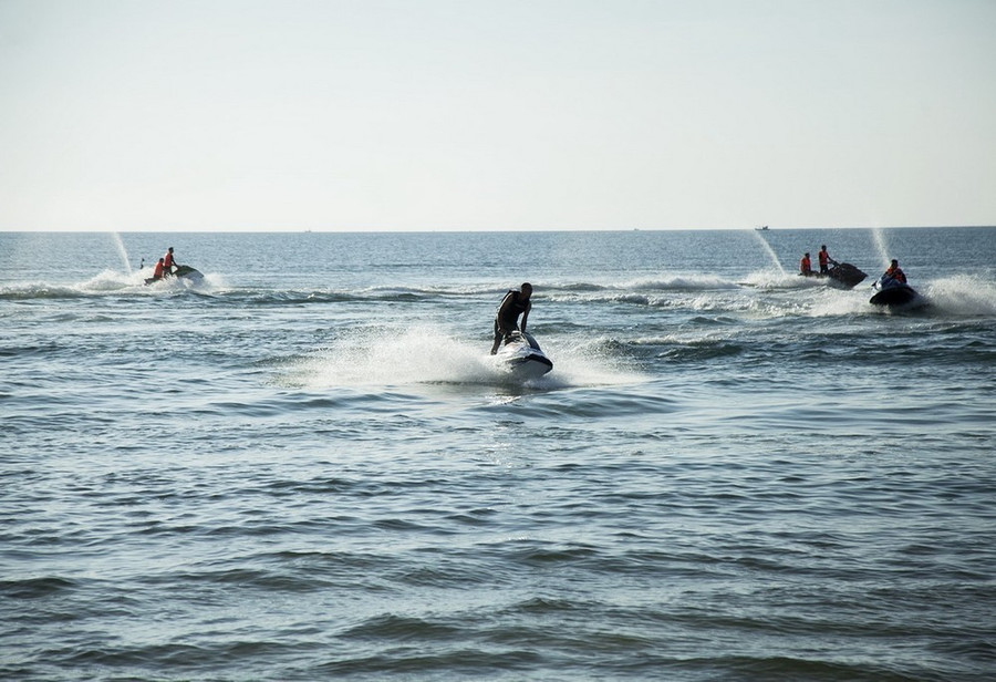 Du khách chơi mô tô nước tại Bãi Trường, thành phố Phú Quốc. (Ảnh: Hồng Đạt/TTXVN)