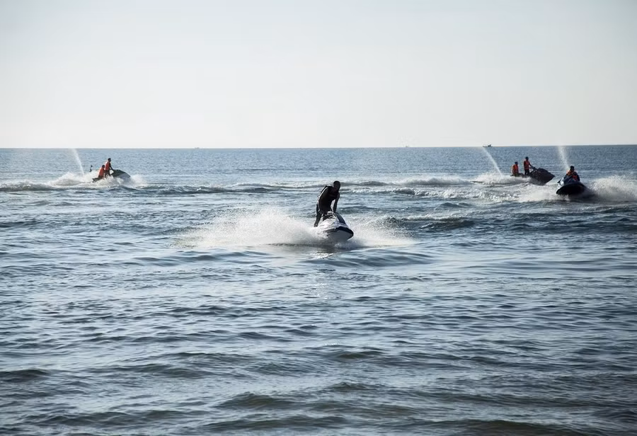Du khách chơi mô tô nước tại Bãi Trường, thành phố Phú Quốc. (Ảnh: Hồng Đạt/TTXVN)
