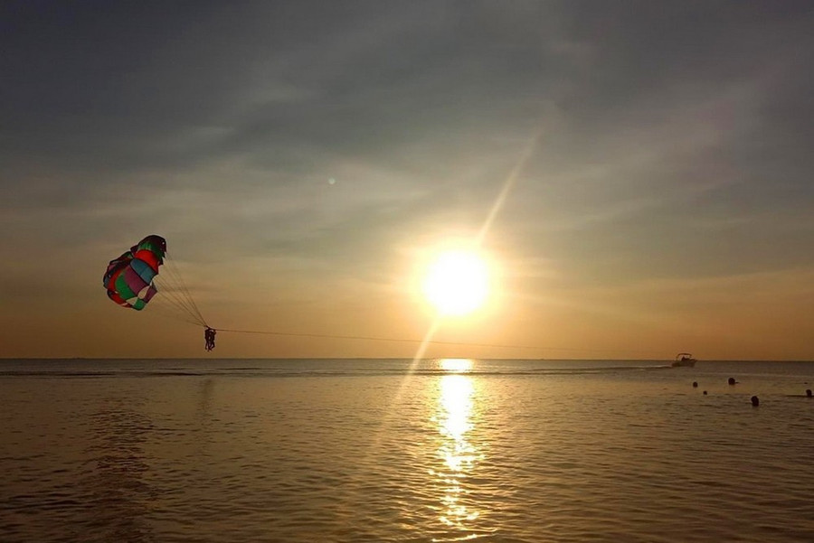 Du khách chơi dù lượn trên biển Phú Quốc. (Ảnh: TTXVN phát)