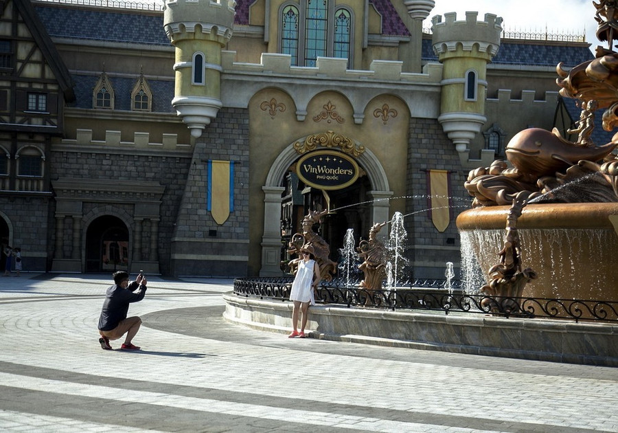 Du khách tham quan Công viên chủ đề VinWonders. (Ảnh: Hồng Đạt/TTXVN)