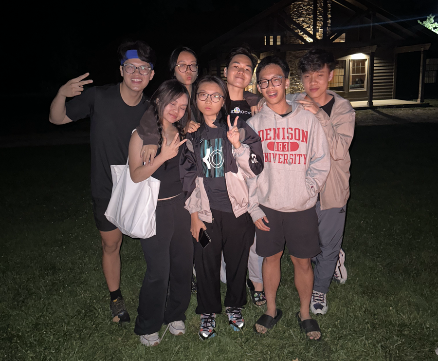 Nam sinh được 8 trường đại học của Mỹ cấp học bổng hơn 1 triệu USD - Ảnh 2. Nguyên (đầu tiên từ bên trái sang) được nhận xét là chàng trai hòa đồng, năng động. Ảnh: NVCC