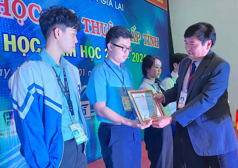 Phó Giám đốc Sở Giáo dục và Đào tạo Trần Bá Công trao thưởng cho các dự án đạt giải nhất. Ảnh: M.T Phó Giám đốc Sở Giáo dục và Đào tạo Trần Bá Công trao thưởng cho các dự án đạt giải nhất. Ảnh: M.T