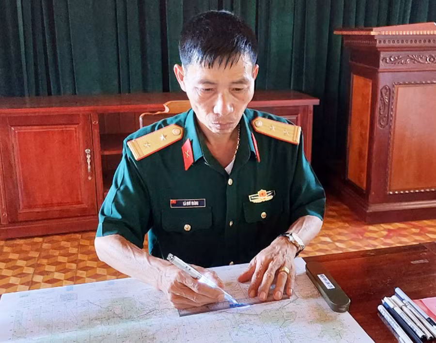 Trung tá Lã Quý Tráng sử dụng thiết bị bút viết đa tác dụng để thực hiện nhiệm vụ. Ảnh: Vĩnh Hoàng