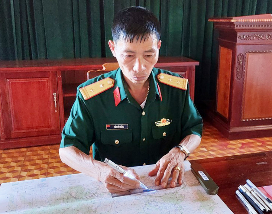 Trung tá Lã Quý Tráng sử dụng thiết bị bút viết đa tác dụng để thực hiện nhiệm vụ. Ảnh: Vĩnh Hoàng
