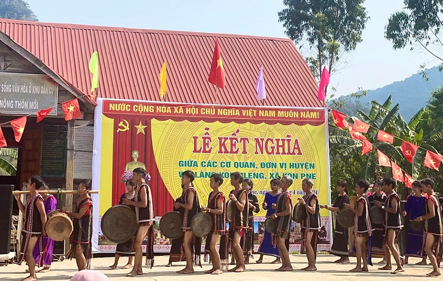 Người dân làng Kon Hleng (xã Kon Pne) biểu diễn cồng chiêng trong ngày lễ kết nghĩa với các cơ quan đơn vị của huyện Kbang. Ảnh: M.P Người dân làng Kon Hleng (xã Kon Pne) biểu diễn cồng chiêng trong ngày lễ kết nghĩa với các cơ quan đơn vị của huyện Kbang. Ảnh: M.P