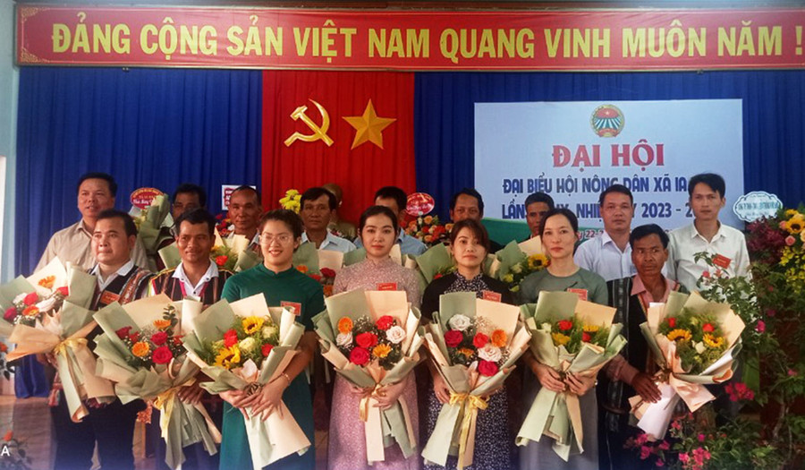 Ban Chấp hành Hội Nông dân xã Ia Hrú khóa IX (nhiệm kỳ 2023-2028) ra mắt nhận nhiệm vụ. Ảnh: T.N