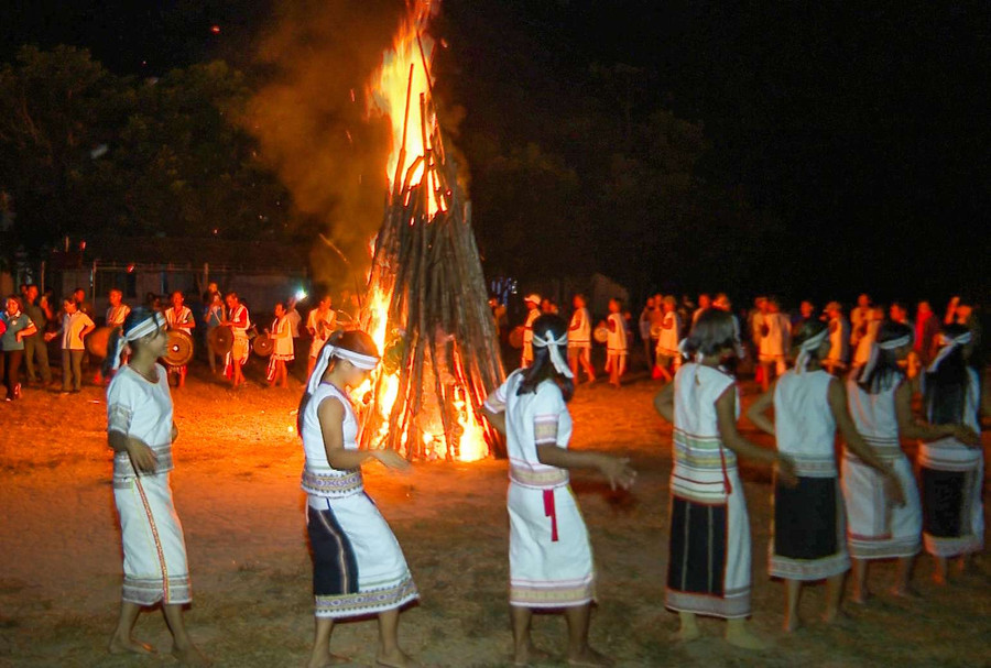 Người Rơ Măm ở làng Le vẫn duy trì tập quán sinh hoạt cộng đồng để gắn kết, cùng hỗ trợ nhau trong đời sống. Ảnh: H.T