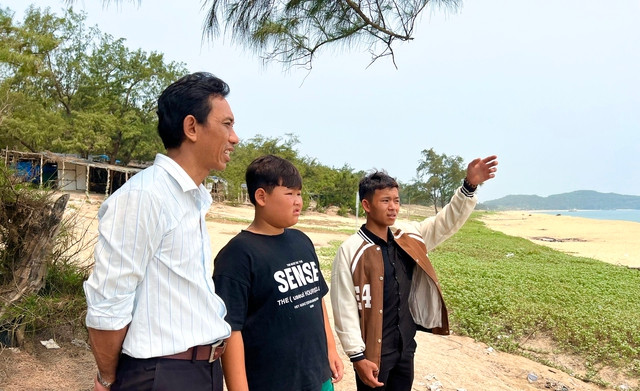 Nguyễn Minh Quân (bìa phải) kể lại lúc mình được em Đệ cứu Nguyễn Minh Quân (bìa phải) kể lại lúc mình được em Đệ cứu