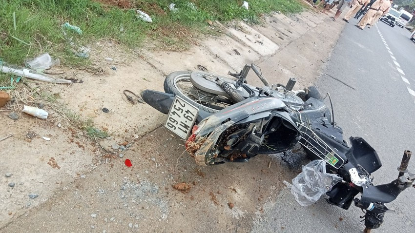 Chiếc xe máy của ông Hoàng Long sau khi bị nạn. Ảnh: VT Chiếc xe máy của ông Hoàng Long sau khi bị nạn. Ảnh: VT