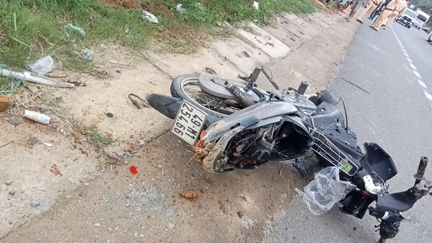 Chiếc xe máy của ông Hoàng Long sau khi bị nạn. Ảnh: VT