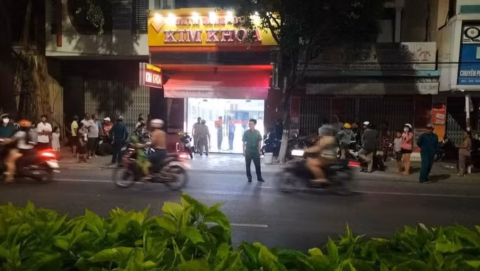 NÓNG: Đôi nam nữ dùng súng cướp tiệm vàng Kim Khoa ở Khánh Hòa - Ảnh 4. Lực lượng chức năng phong tỏa hiện trường. Ảnh: Thành Hoan