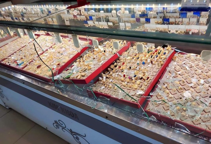 NÓNG: Đôi nam nữ dùng súng cướp tiệm vàng Kim Khoa ở Khánh Hòa - Ảnh 3. Ảnh: Thành Hoan