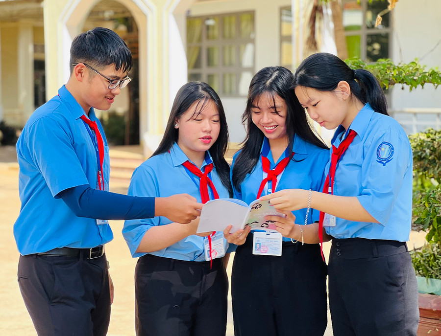 Nhóm tác giả giới thiệu truyện tranh với các bạn cùng trường. Ảnh: M.N