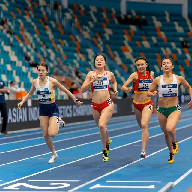 Nguyễn Thị Huyền mạnh mẽ trên đường chạy 400 m tại giải điền kinh trong nhà châu Á 2023. Ảnh: AIAC