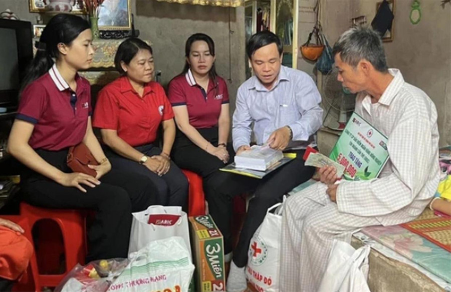 Thầy Nguyễn Nhựt Tân (thứ 2 phải sang) ở TP Cần Thơ và đại diện đoàn thể địa phương trao tiền giúp đỡ người có hoàn cảnh khó khăn. Ảnh: VŨ THỊ PHƯƠNG ANH/NLĐO Thầy Nguyễn Nhựt Tân (thứ 2 phải sang) ở TP Cần Thơ và đại diện đoàn thể địa phương trao tiền giúp đỡ người có hoàn cảnh khó khăn. Ảnh: VŨ THỊ PHƯƠNG ANH/NLĐO