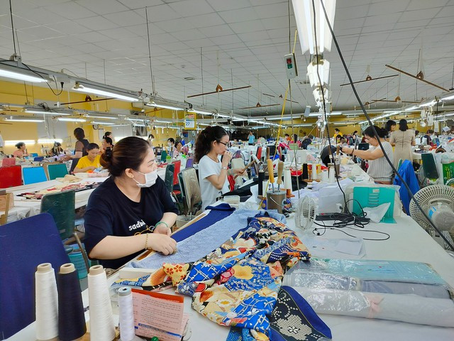 Công nhân Công ty CP Bách Hưng Sinh luôn đồng hành vượt khó với doanh nghiệp Công nhân Công ty CP Bách Hưng Sinh luôn đồng hành vượt khó với doanh nghiệp