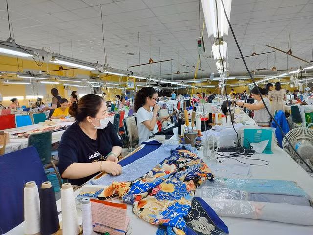 Công nhân Công ty CP Bách Hưng Sinh luôn đồng hành vượt khó với doanh nghiệp