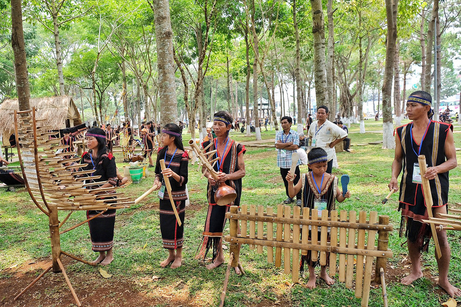 Ba thế hệ của gia đình nghệ nhân Byơh biểu diễn tại Ngày hội văn hóa các dân tộc toàn tỉnh lần thứ II-2023. Ảnh: Hoàng Ngọc Ba thế hệ của gia đình nghệ nhân Byơh biểu diễn tại Ngày hội văn hóa các dân tộc toàn tỉnh lần thứ II-2023. Ảnh: Hoàng Ngọc