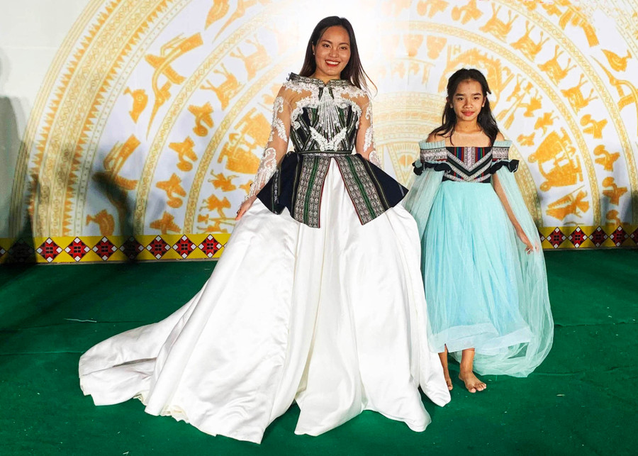 Sơn nữ K’Ho diện váy cưới của NTK K’Jona. Sơn nữ K’Ho diện váy cưới của NTK K’Jona.