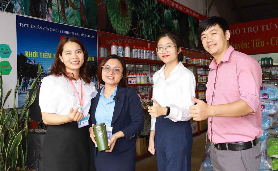 Sau khi học nghề, chị Nay H&apos;Hao (thứ 2 từ trái sang, buôn Hiao, xã Chư Băh, thị xã Ayun Pa) tìm được việc làm và có thu nhập ổn định. Ảnh: Đ.Y