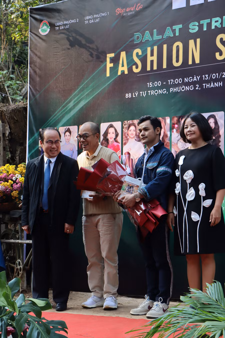 Đại diện lãnh đạo Sở Văn hoá Thể thao và Du lịch Lâm Đồng tặng hoa cho Ban tổ chức và đơn vị tài trợ