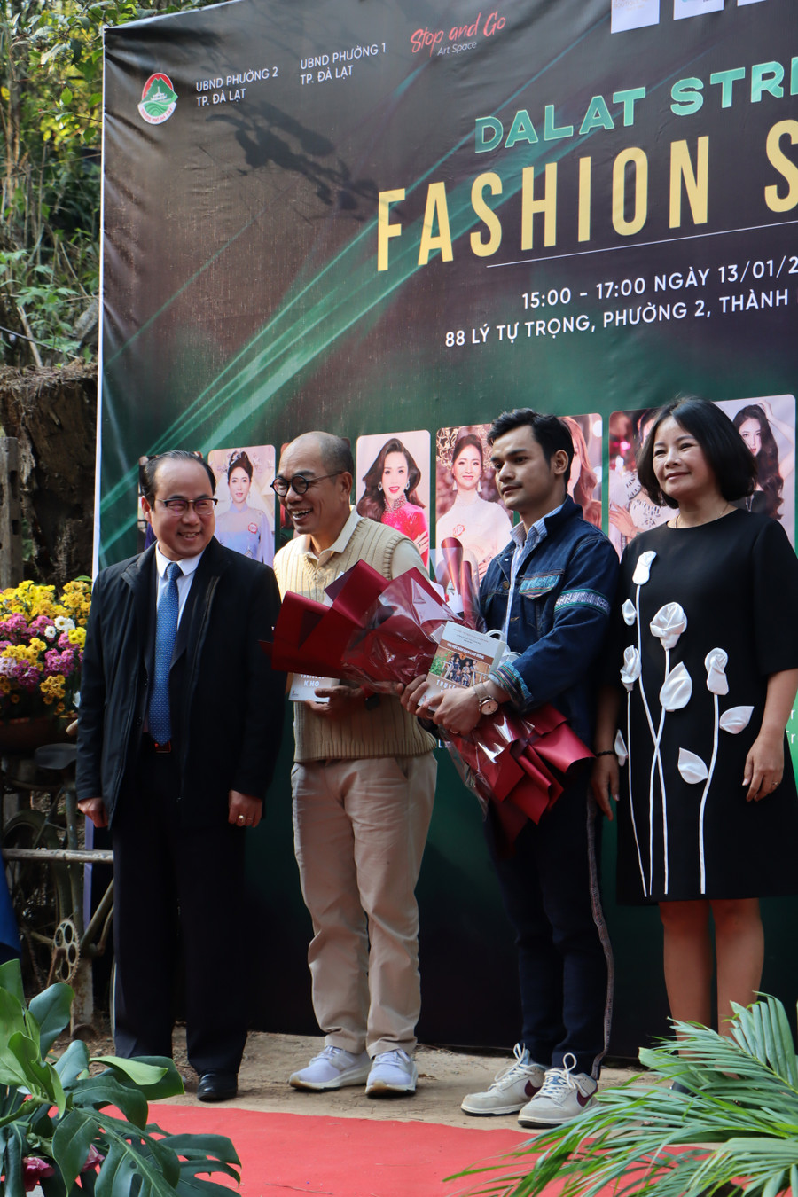 Đại diện lãnh đạo Sở Văn hoá Thể thao và Du lịch Lâm Đồng tặng hoa cho Ban tổ chức và đơn vị tài trợ Đại diện lãnh đạo Sở Văn hoá Thể thao và Du lịch Lâm Đồng tặng hoa cho Ban tổ chức và đơn vị tài trợ