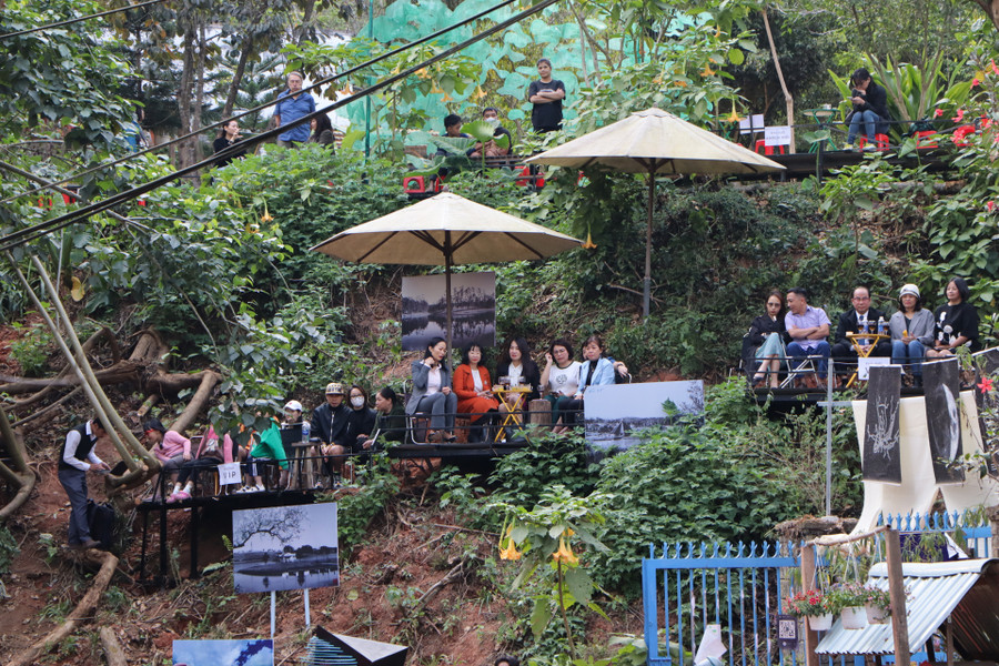 Khán giả đến xem chương trình tại cung đường nghệ thuật Khán giả đến xem chương trình tại cung đường nghệ thuật