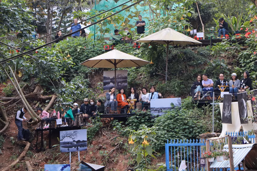 Khán giả đến xem chương trình tại cung đường nghệ thuật