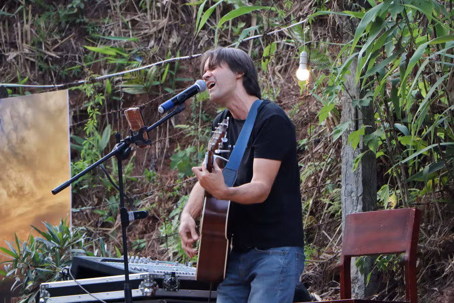 Show diễn thời trang đường phố đã được kết hợp với các tiết mục âm nhạc với sự tham gia biểu diễn của các ban nhạc đường phố