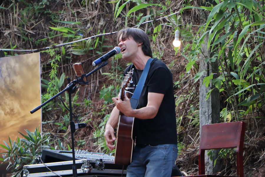 Show diễn thời trang đường phố đã được kết hợp với các tiết mục âm nhạc với sự tham gia biểu diễn của các ban nhạc đường phố Show diễn thời trang đường phố đã được kết hợp với các tiết mục âm nhạc với sự tham gia biểu diễn của các ban nhạc đường phố