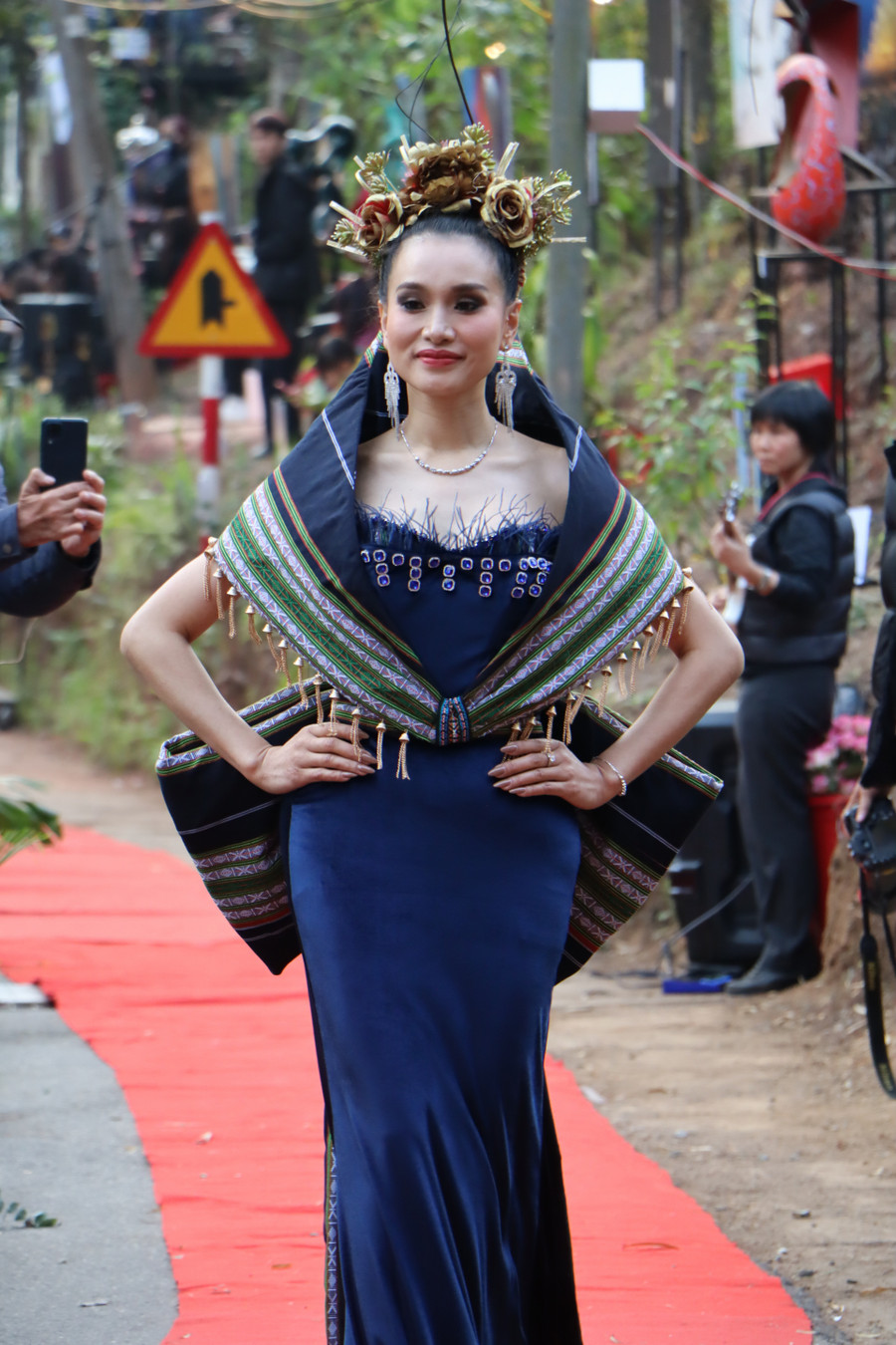 Sự kết hợp giữa bản sắc dân tộc và tính hiện đại trong Bộ sưu tập đã thu hút sự chú ý của giới trẻ và nhận được đánh giá cao từ công chúng Sự kết hợp giữa bản sắc dân tộc và tính hiện đại trong Bộ sưu tập đã thu hút sự chú ý của giới trẻ và nhận được đánh giá cao từ công chúng