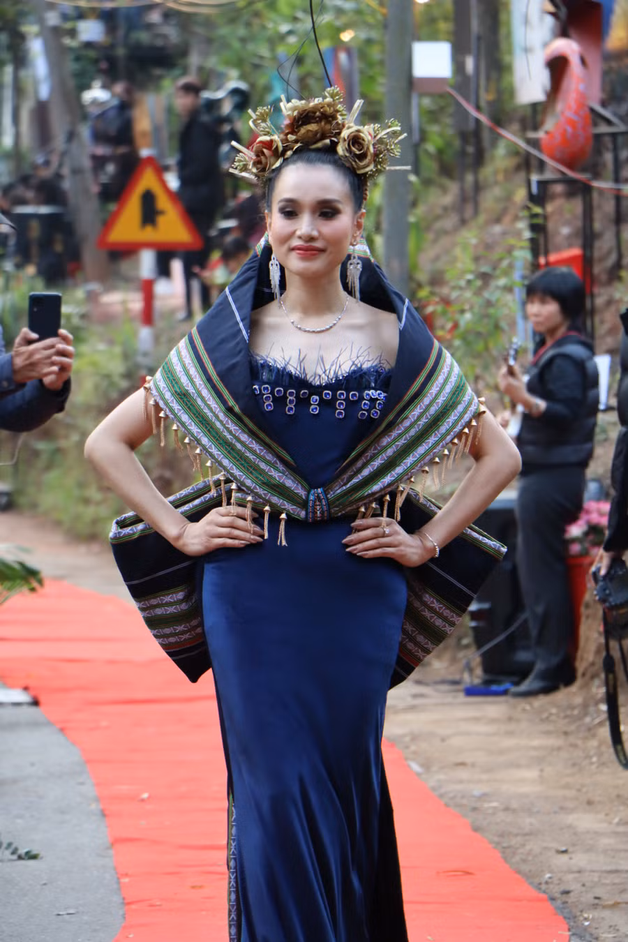 Sự kết hợp giữa bản sắc dân tộc và tính hiện đại trong Bộ sưu tập đã thu hút sự chú ý của giới trẻ và nhận được đánh giá cao từ công chúng