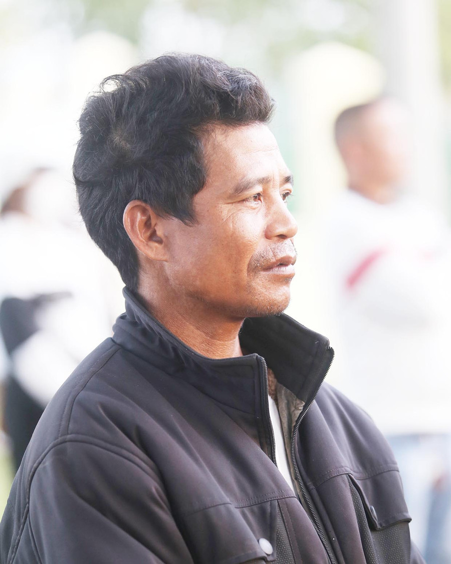 Ông Đinh Văn Dued (41 tuổi, xã Phú An, huyện Đak Pơ) tự hào tiễn con trai Đinh Văn Sớch lên đường nhập ngũ. Ảnh: Văn Ngọc Ông Đinh Văn Dued (41 tuổi, xã Phú An, huyện Đak Pơ) tự hào tiễn con trai Đinh Văn Sớch lên đường nhập ngũ. Ảnh: Văn Ngọc