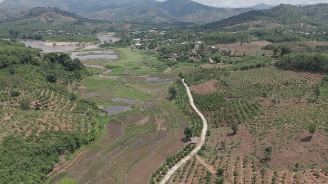 Địa hình đồi núi, không bằng phẳng tạo nên những khó khăn trong phát triển kinh tế tại địa phương. Ảnh TRIỆU TÂN THANH Địa hình đồi núi, không bằng phẳng tạo nên những khó khăn trong phát triển kinh tế tại địa phương. Ảnh TRIỆU TÂN THANH