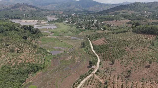 Địa hình đồi núi, không bằng phẳng tạo nên những khó khăn trong phát triển kinh tế tại địa phương. Ảnh TRIỆU TÂN THANH