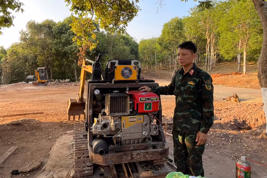 Thượng úy Phạm Văn Hùng bên chiếc xe nâng hạ đa năng VH-01. Ảnh: V.H