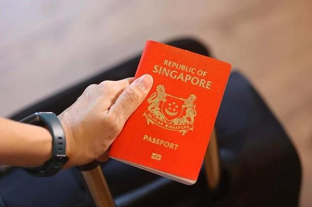Người cầm hộ chiếu Singapore có thể đi 195 điểm đến không cần thị thực. Ảnh: Straits Times Người cầm hộ chiếu Singapore có thể đi 195 điểm đến không cần thị thực. Ảnh: Straits Times