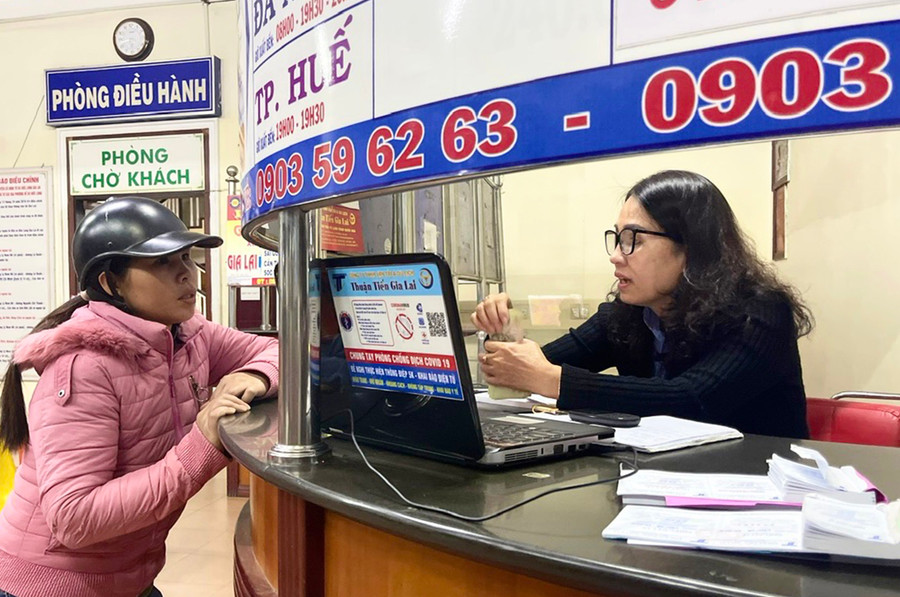 Khách hàng đến quầy vé tại Bến xe Đức Long Gia Lai làm thủ tục mua vé tuyến Gia Lai-TP. Hồ Chí Minh. Ảnh: Minh Phương Khách hàng đến quầy vé tại Bến xe Đức Long Gia Lai làm thủ tục mua vé tuyến Gia Lai-TP. Hồ Chí Minh. Ảnh: Minh Phương