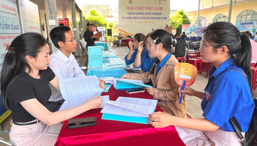 Đại diện Công ty TNHH một thành viên Hợp tác Quốc tế Á Âu tư vấn cho sinh viên tại hội chợ việc làm. Ảnh: Đ.Y