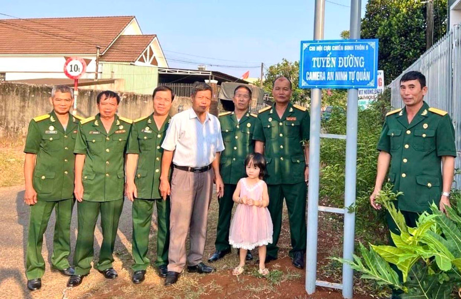 Chi hội Cựu chiến binh thôn 9 (xã Tân Sơn, TP. Pleiku) ra mắt tuyến đường camera an ninh tự quản. Ảnh: Xuân Vinh Chi hội Cựu chiến binh thôn 9 (xã Tân Sơn, TP. Pleiku) ra mắt tuyến đường camera an ninh tự quản. Ảnh: Xuân Vinh