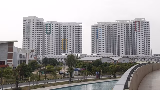 Các tòa nhà cao tầng của làng thể thao nhìn từ sân Morodok Techo. Ảnh: MINH TÂN