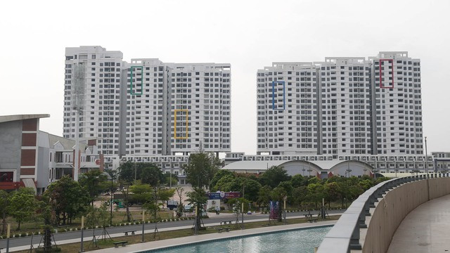 Các tòa nhà cao tầng của làng thể thao nhìn từ sân Morodok Techo. Ảnh: MINH TÂN