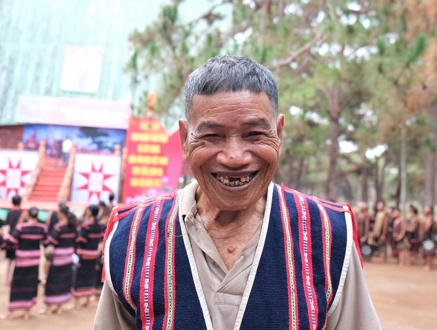Trên trăm tuổi, nghệ nhân Dach vẫn giữ được giọng hát kể sử thi đặc biệt và thường xuyên tham gia các sự kiện văn hóa tại địa phương. Ảnh: Minh Châu Trên trăm tuổi, nghệ nhân Dach vẫn giữ được giọng hát kể sử thi đặc biệt và thường xuyên tham gia các sự kiện văn hóa tại địa phương. Ảnh: Minh Châu